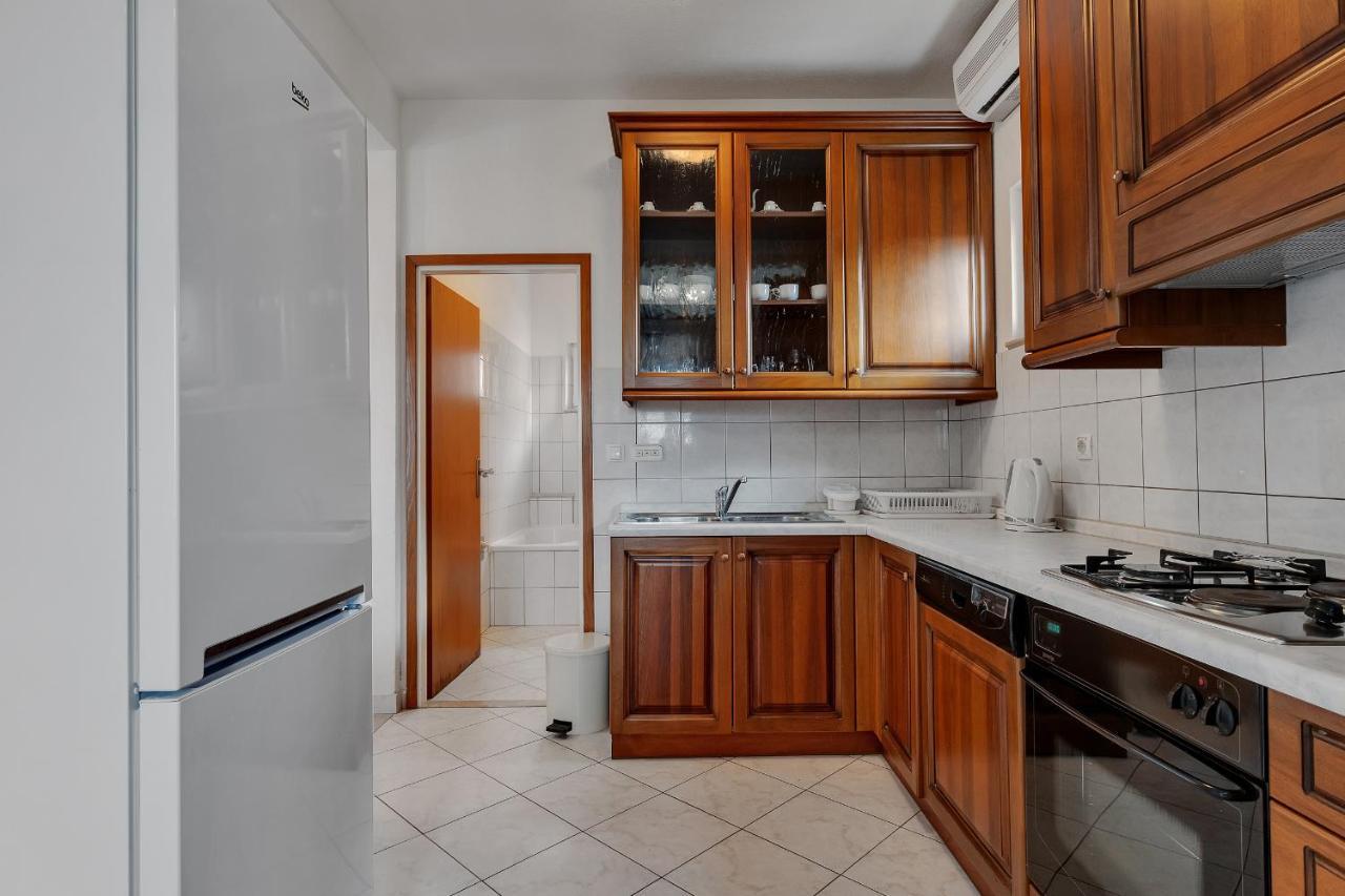 Apartments Tihomir Musac Omis Bagian luar foto