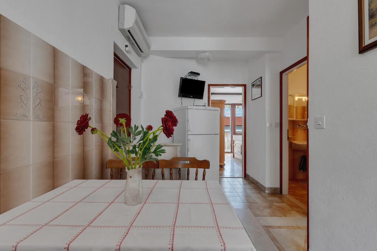 Apartments Tihomir Musac Omis Bagian luar foto