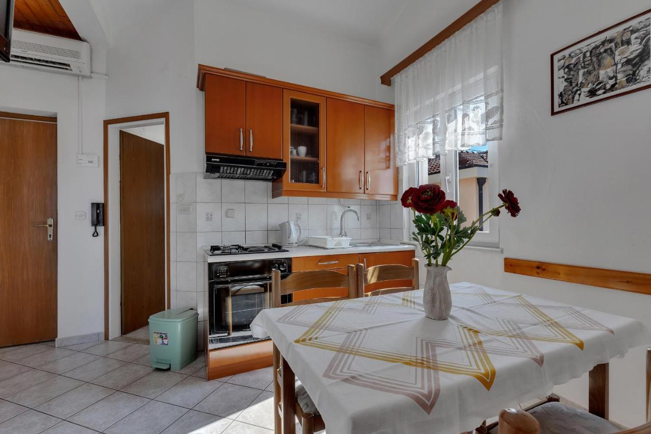 Apartments Tihomir Musac Omis Bagian luar foto