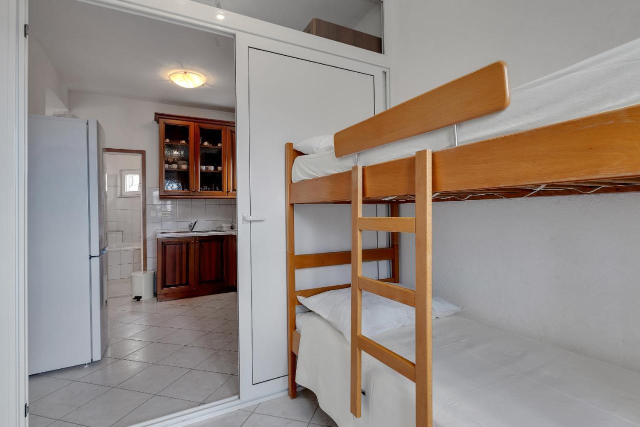 Apartments Tihomir Musac Omis Bagian luar foto